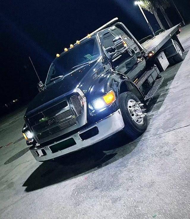 Yayi’s Towing truck at night, on its way to a dead-battery call